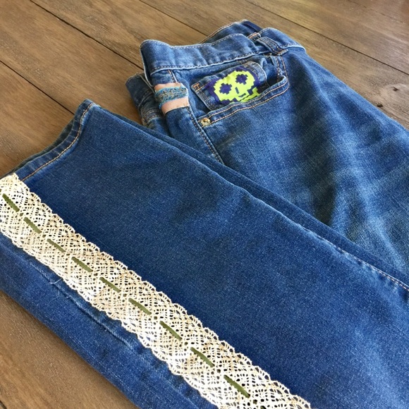 Hand altered upcycled hippie boho lace jeans - Picture 12 of 12
